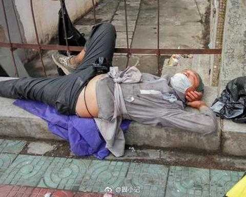 李传沦落街头。 (图/翻摄自微博)