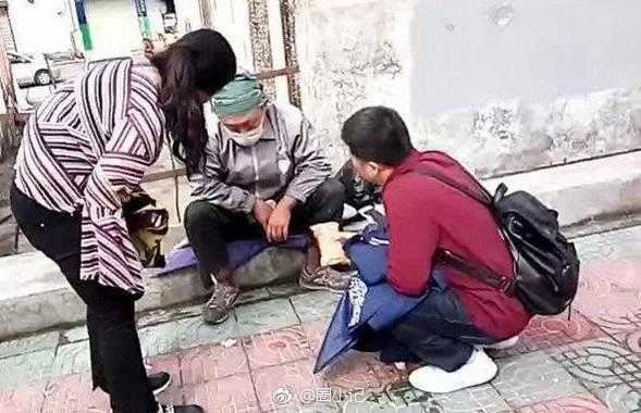 李传在爱心组织的帮助下送医治疗。 (图/翻摄自微博)