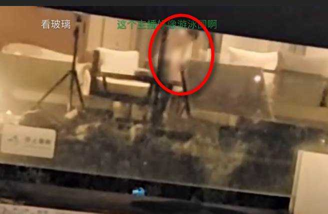 虎牙百万粉丝直播主沐莹莹,因春光外泄遭到官方封禁频道。 (图/翻摄自YouTube)