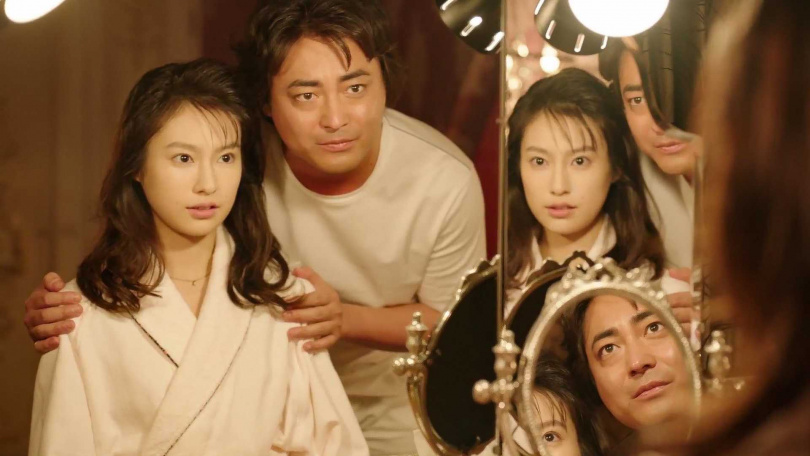 恒松佑里爆料山田孝之狂嗑泡菜炒猪肉,还要她放心一起吃。 (图/Netflix提供)
