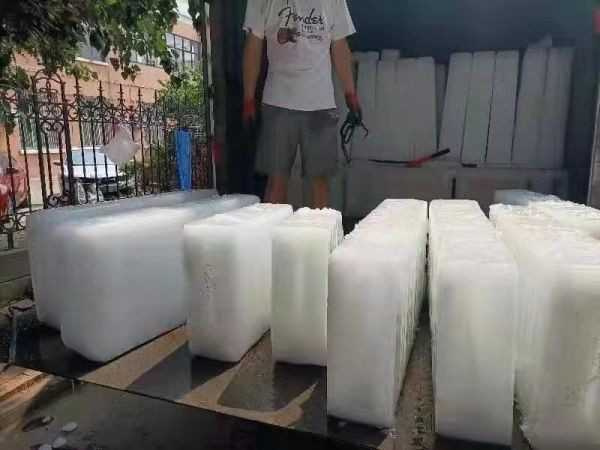 河北邯郸学院旧校区宿舍缺乏冷气,学生在高温天气下常被热醒。 学院因此向学生发放冰块降低宿舍温度。 (图/翻摄极目新闻)