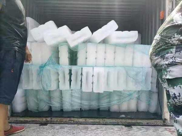 河北邯郸学院旧校区宿舍缺乏冷气,学生在高温天气下常被热醒。 学院因此向学生发放冰块降低宿舍温度。 (图/翻摄极目新闻)