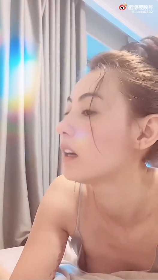 网友认为张柏芝的穿着有点清凉。 (图/翻摄自微博)