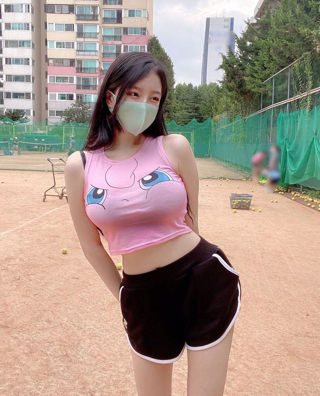 有看过这么生气的胖丁吗? 长发正妹场边捡网球成全场焦点(图片/JKF提供)