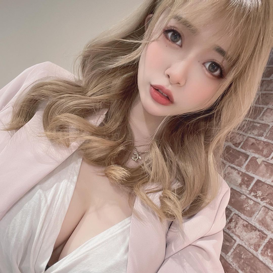 板妹是拥有上万粉丝追踪的网红岚芯语。 (图:岚芯语IG )