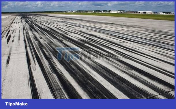 1655051084357006482.jpg surprising-facts-about-aircraft-tires-not-everyone-knows-picture-4-hs6KEDICw.jpg