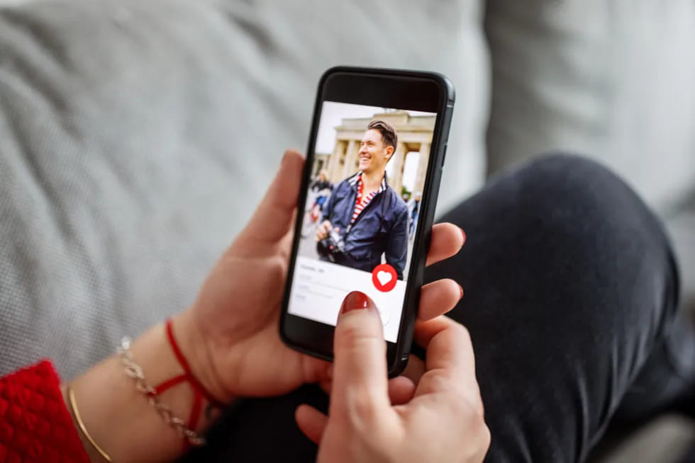 1649777289047072824.jpg female-using-a-dating-app-on-smart-phone-royalty-free-image-1648023709.jpg