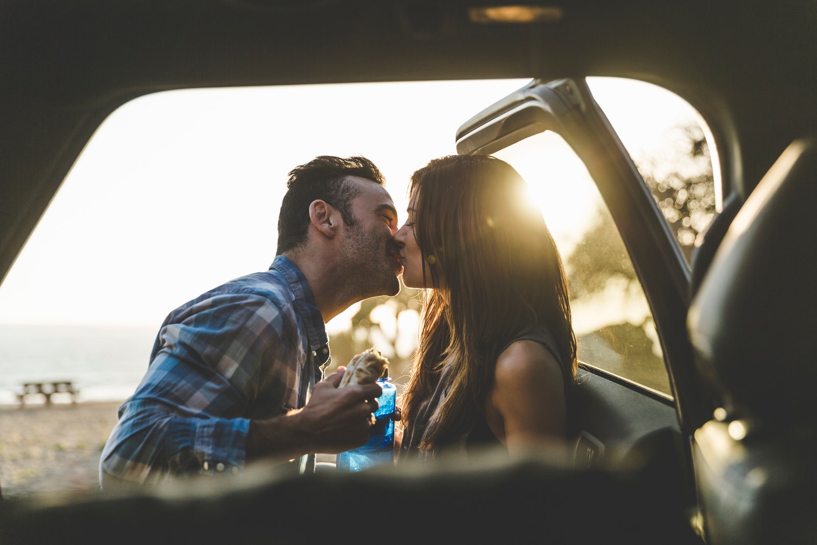1653237554701026431.jpg pareja.jpg